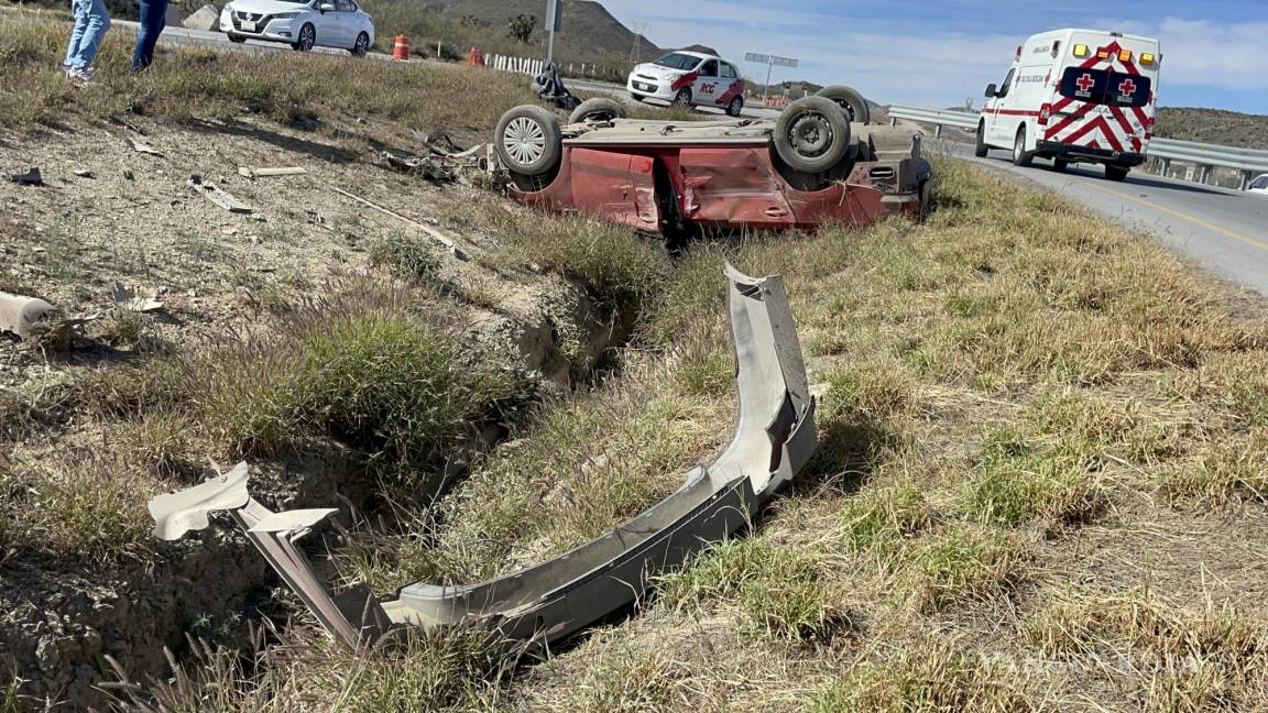 Camioneta les cierra el paso y padre e hijo sufren volcadura en carretera Torreón