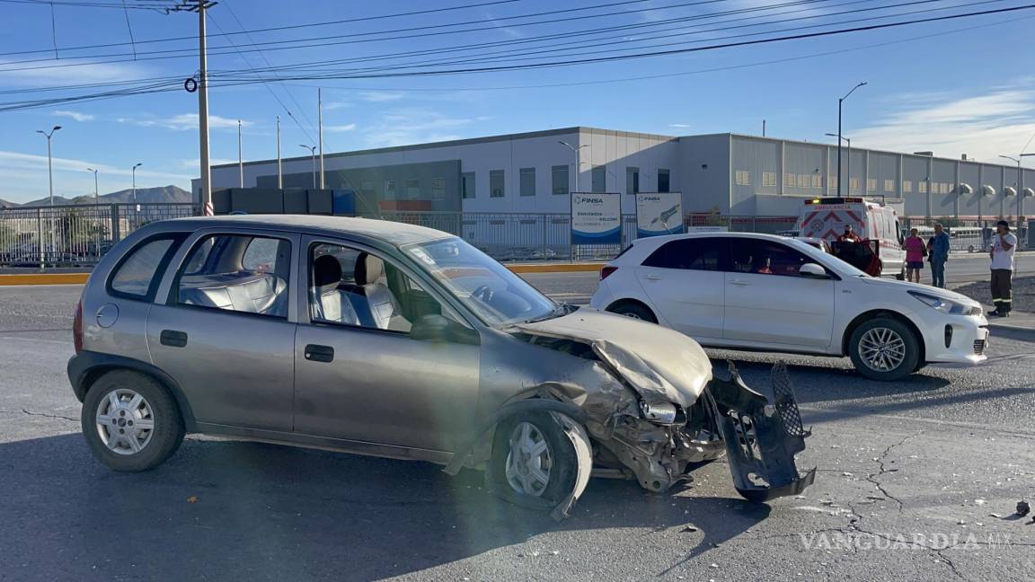Se atraviesa y provoca aparatosa colisión en carretera antigua a Monclova; mujer resulta herida