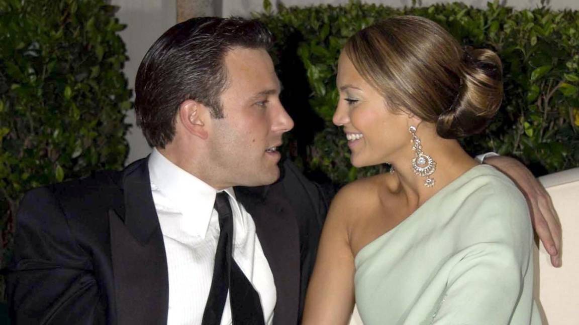$!Ben Affleck y Jenniffer Lopez durante su primer noviazgo, en la fiesta que da Vanity Fair después de los Oscar, en 2003.