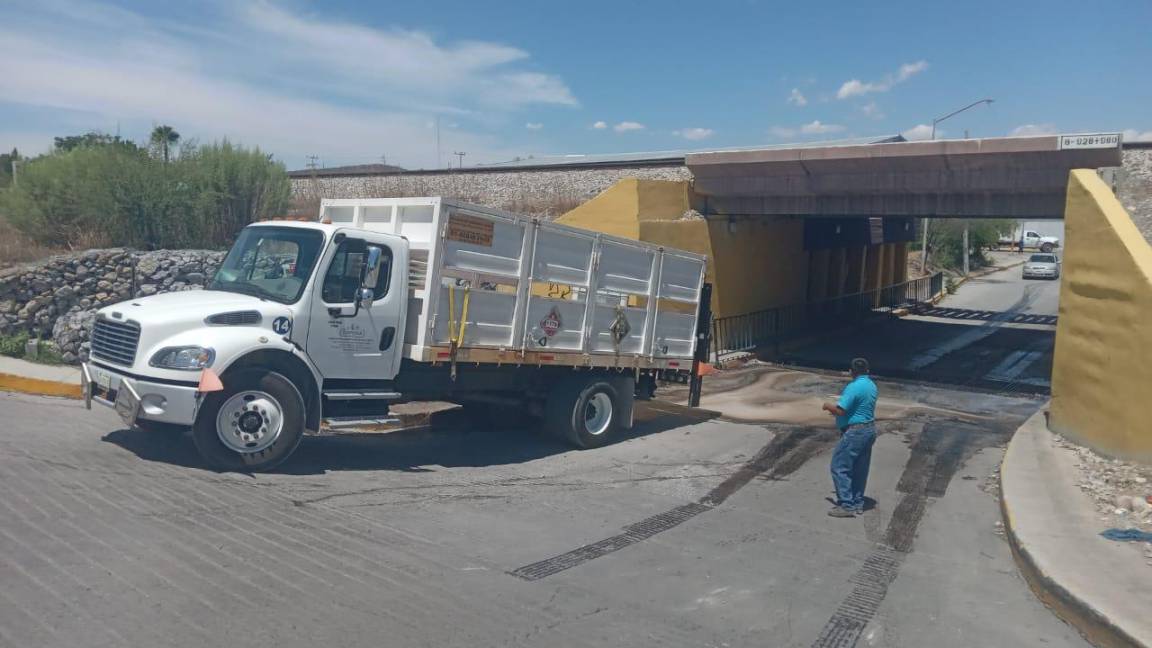 $!Por su parte el camión quedó en resguardo de la policía municipal y el operador tendrá que enfrentar los cargos de daños ecológicos al municipio.
