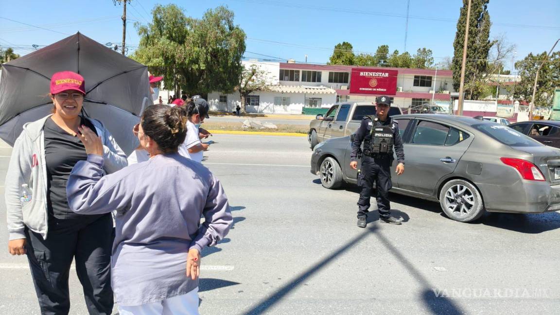 $!Ante el reclamo por sueldos retenidos, trabajadores del programa “Salud casa por casa”, procedieron a bloquear el bulevar Fundadores.