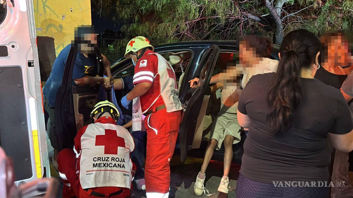 $!Familiares de los lesionados intentaron localizar sin éxito el auto responsable, presuntamente color rojo.