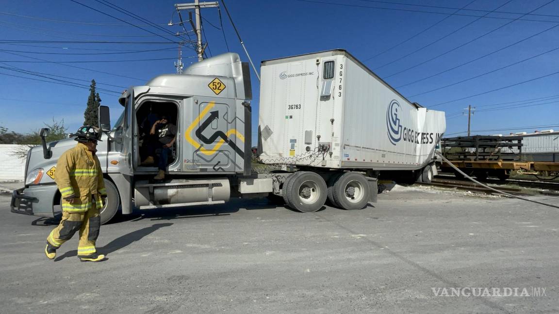 Trailero intenta ganarle el paso al tren y termina con la caja ...