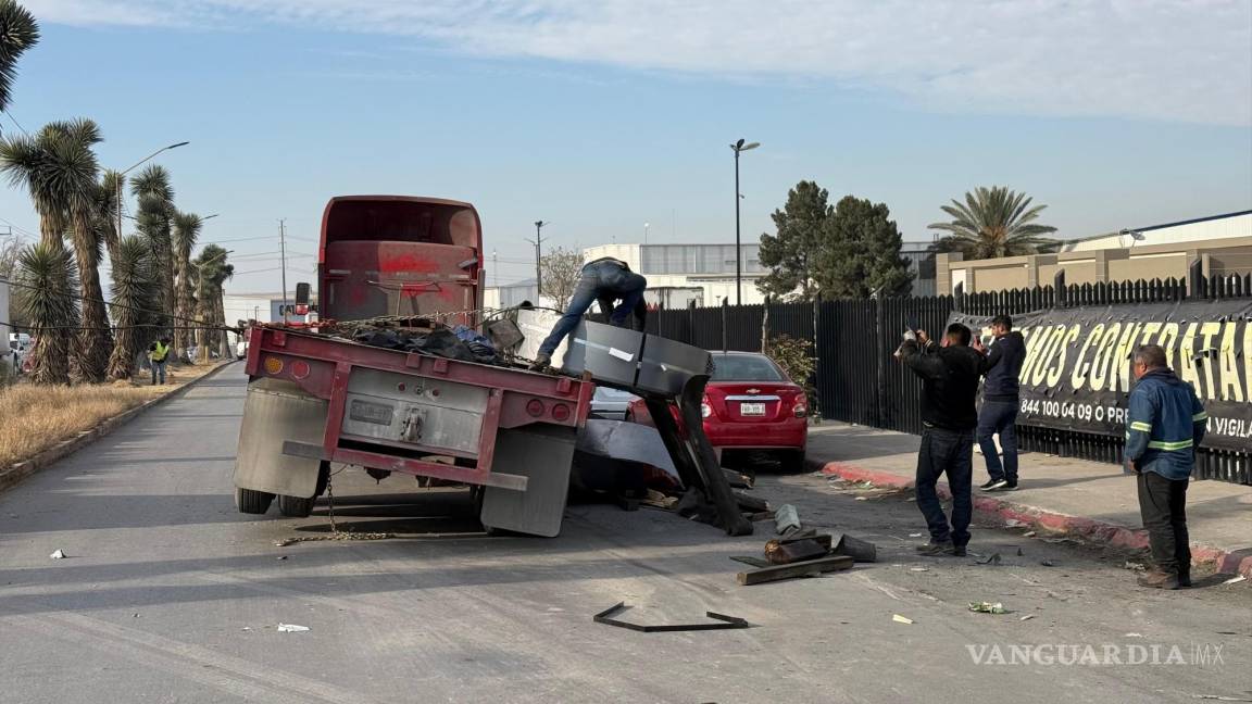 Rollos de acero caen de tráiler y aplastan a dos vehículos, en Ramos Arizpe