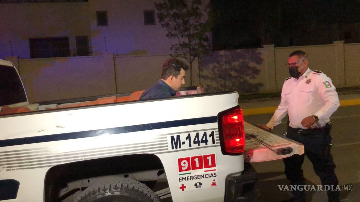Detienen a ebrio al norte de Saltillo; se quedó dormido al volante