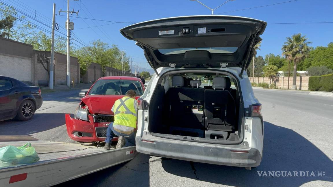 Conductora destroza auto al incorporarse sin precaución a bulevar en Saltillo