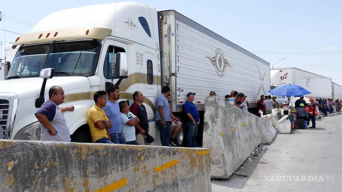 $!Choferes de transporte de carga mantienen bloqueado el puente internacional Reynosa-Pharr, como protesta por las exhaustivas revisiones que realiza el Gobierno de Estados Unidos.