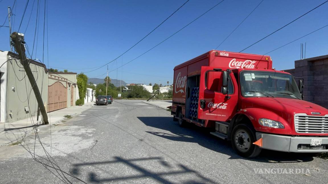 Refresquero derriba dos postes al enredarse con los cables y deja sin servicios a vecinos del norte de Saltillo