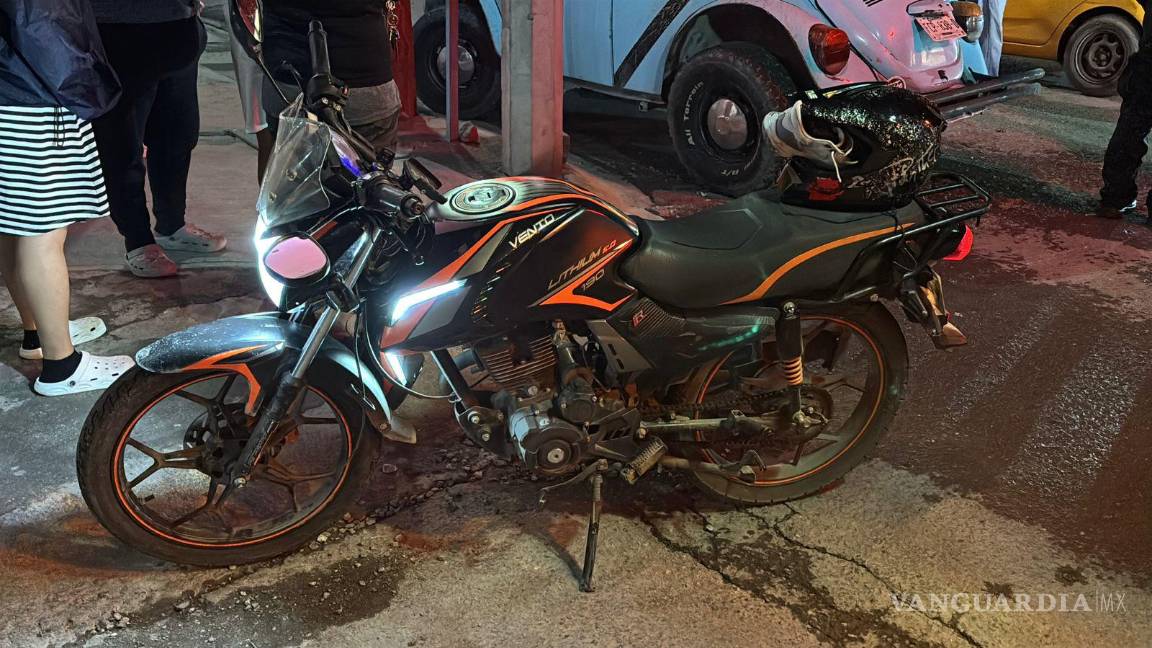 $!La motocicleta quedó tendida sobre el asfalto tras ser embestida por el taxi.