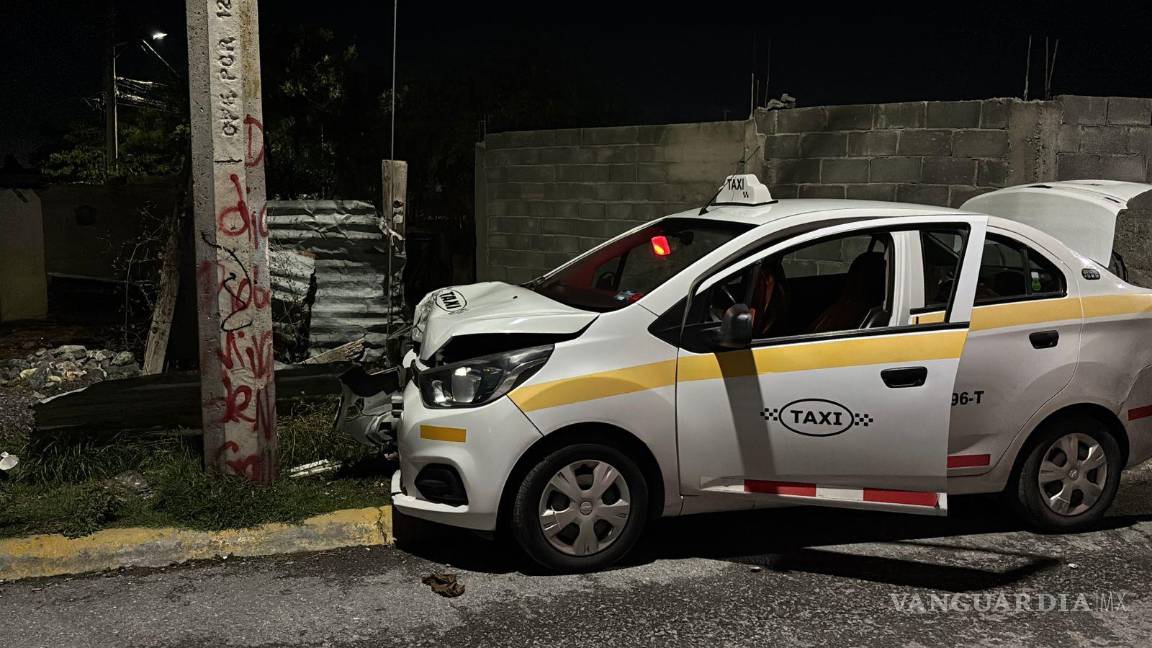 Choca taxista contra poste para evitar asalto con cuchillo en Saltillo