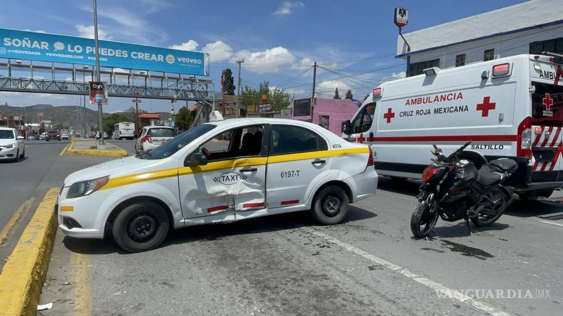 Saltillo: imprudente taxista se le atraviesa a motociclista y lo deja con lesiones en su rostro