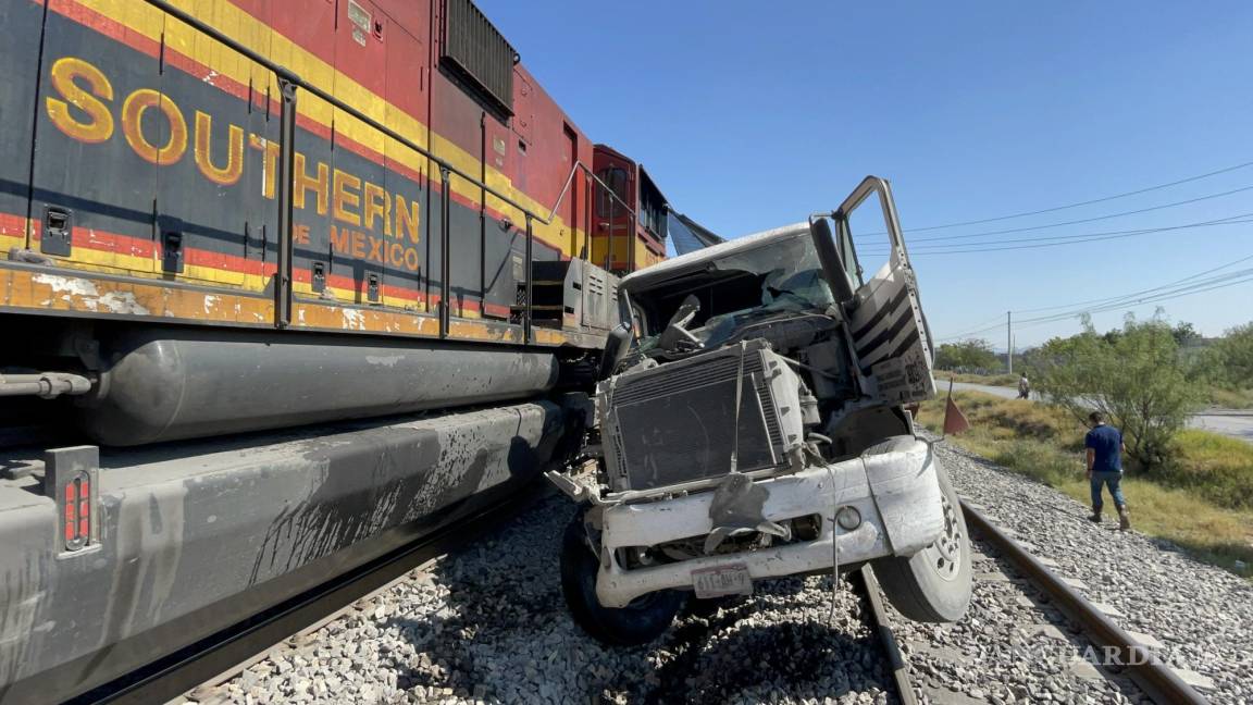 Imprudente trailero es arrastrado por el tren al intentar ganarle el paso a la mole de acero, en Ramos Arizpe