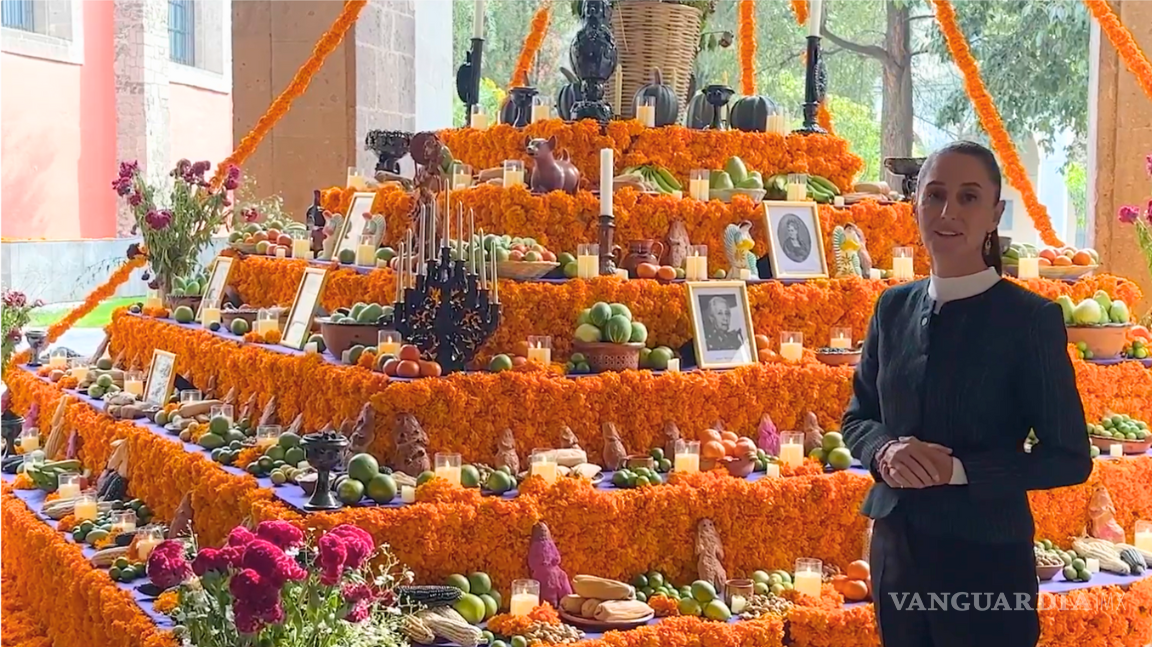 Claudia Sheinbaum dedica ofrenda de Día de Muertos a las heroínas de México en Palacio Nacional