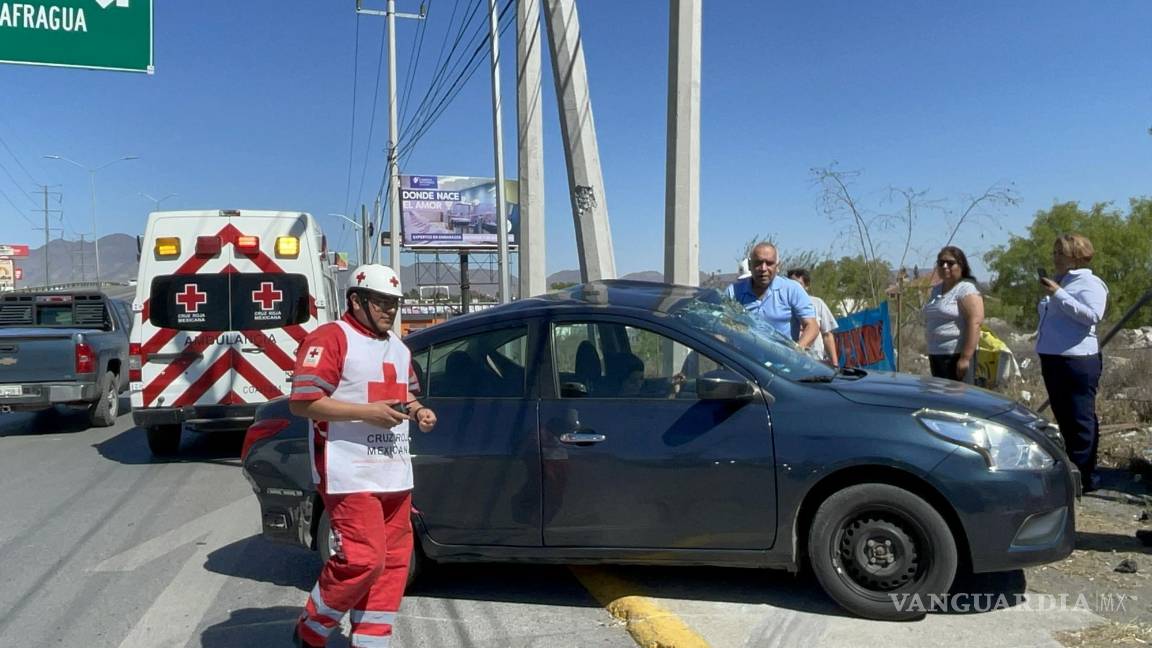 Conductora convulsiona tras impactar su auto contra poste, al norte de Saltillo