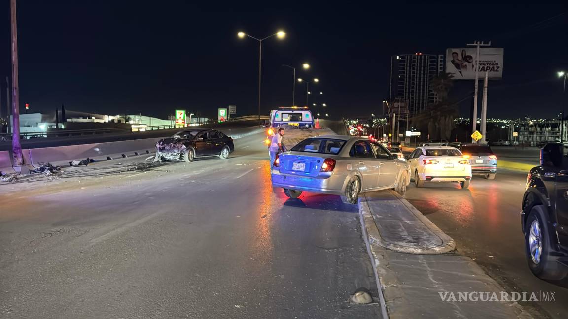 Intenta cambiar de carril y provoca fuerte choque contra ballenas al norte de Saltillo