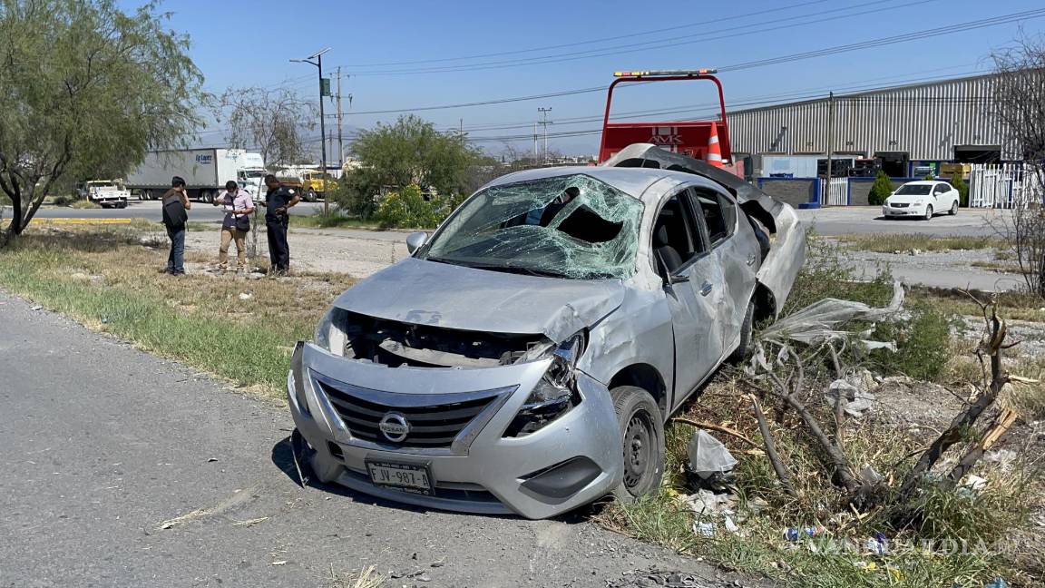 Le cierran el paso y vuelca en Ramos Arizpe; conductora resulta lesionada