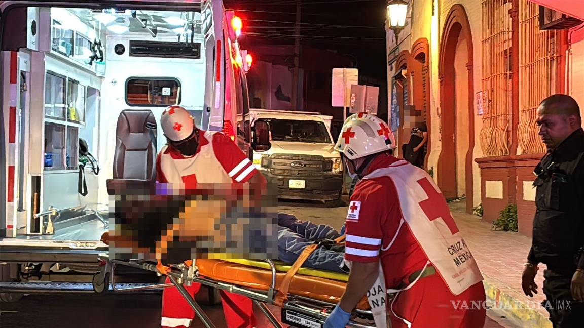 $!Ambos jóvenes fueron llevados al Hospital General con heridas graves y sin poder ser identificados.