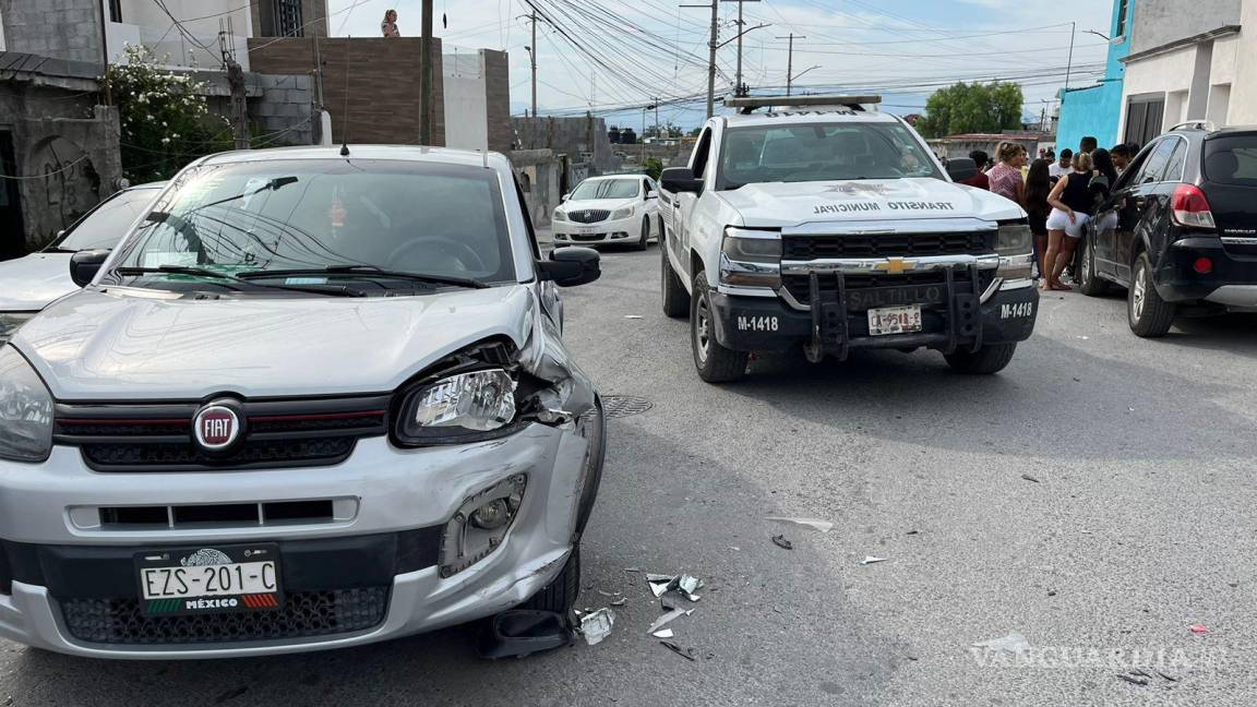 Se atraviesa y manda al hospital a motociclista, en Saltillo