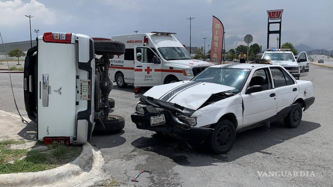 Por pasarse el alto choca y ocasiona volcadura, en Saltillo