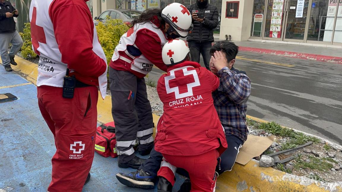 Por acelerado, joven realiza mala maniobra y cae de motocicleta en plaza de Saltillo