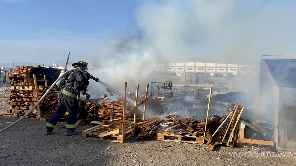 Incendio en tarimera en Ramos Arizpe provoca fuerte movilización; bomberos se quedan sin agua