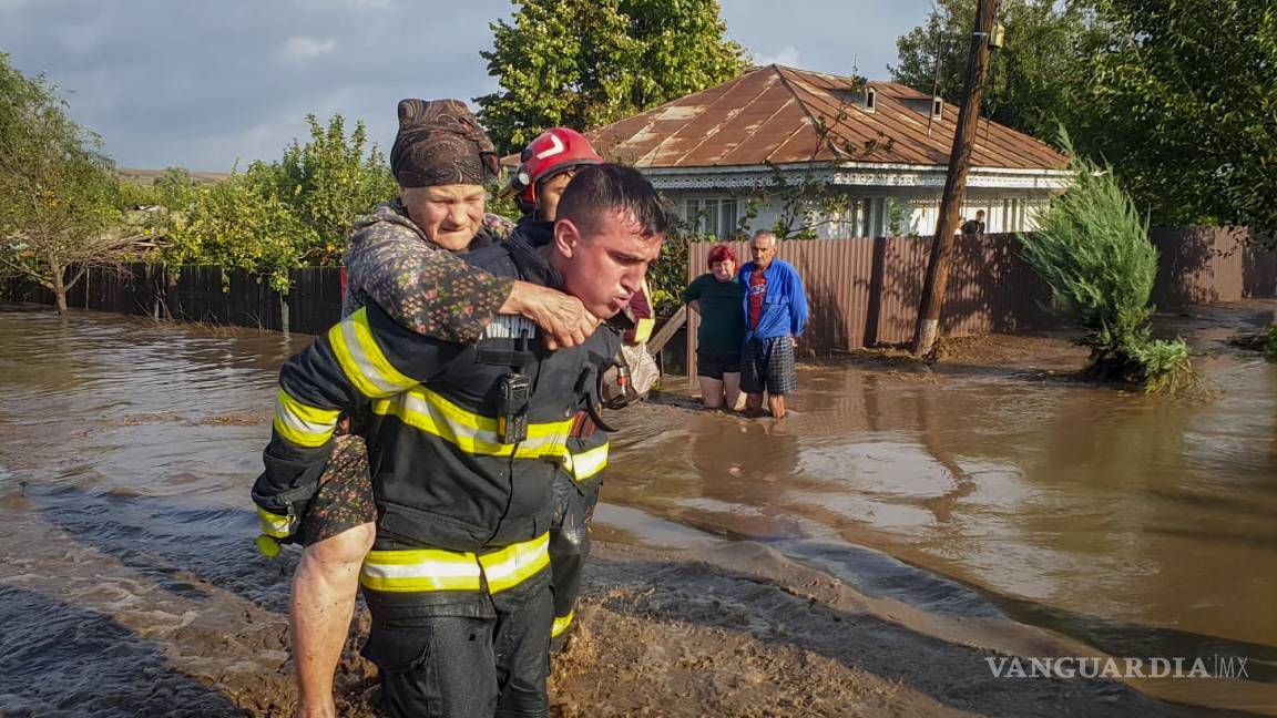 Dejan fuertes lluvias cinco muertos y decenas de atrapados en Rumania