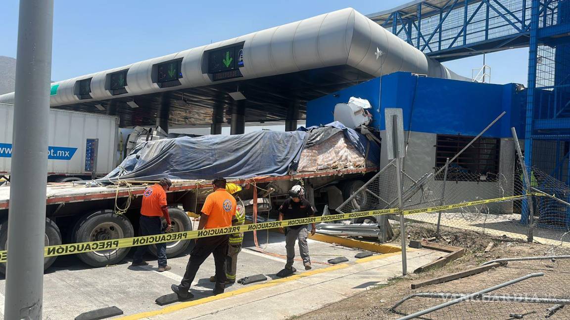 Tráiler se impactó contra caseta de cobro de la autopista Monterrey-Saltillo