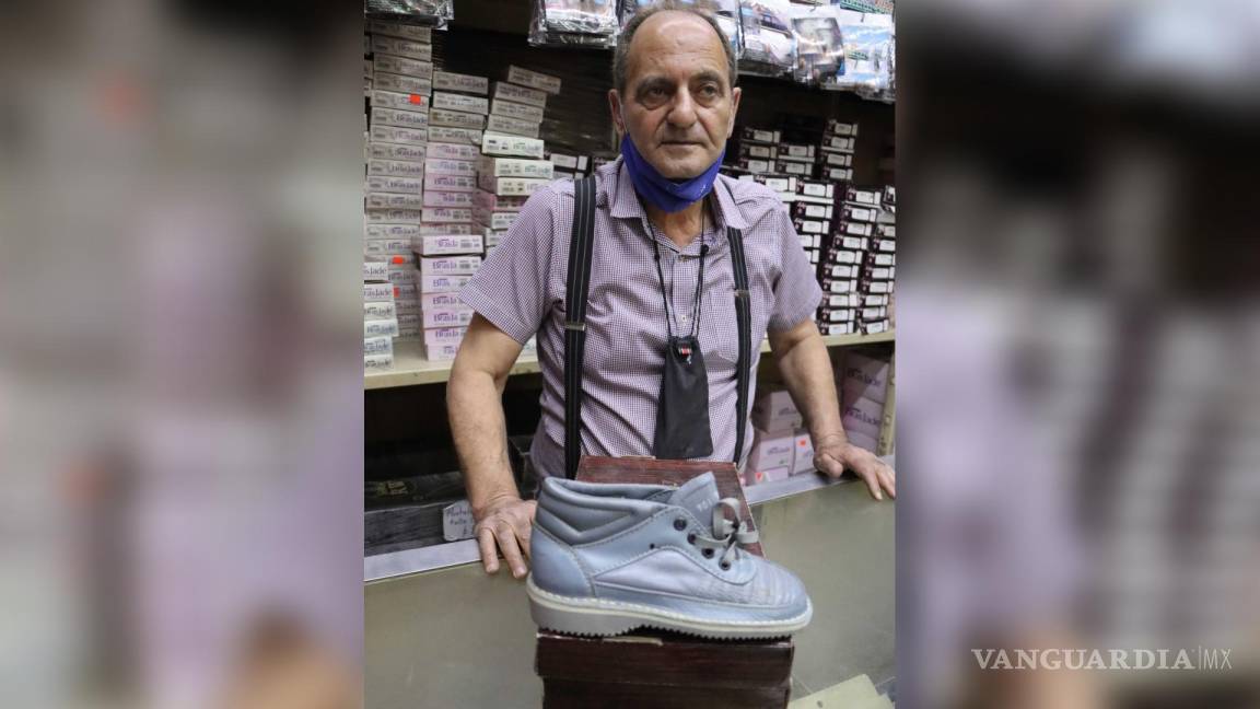 $!Juan Nasar propietario de la Zapatería Lux regaló más de 200 pares de zapatos para niños y niñas este día.