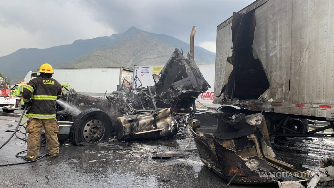 Se incendia tráiler tras chocar en Carretera Carbonera, Coahuila
