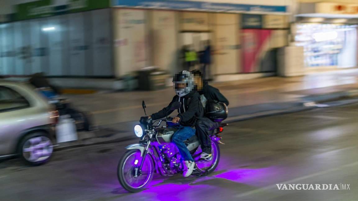 Atacan jóvenes motociclistas a peatones con un bate en Sabinas; presunto reto viral en redes sociales