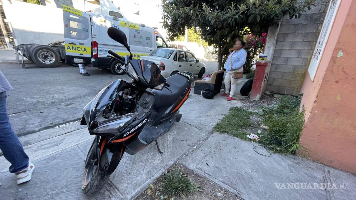 No respeta alto y choca con motocicleta al sur de Saltillo; padre e hija lesionados