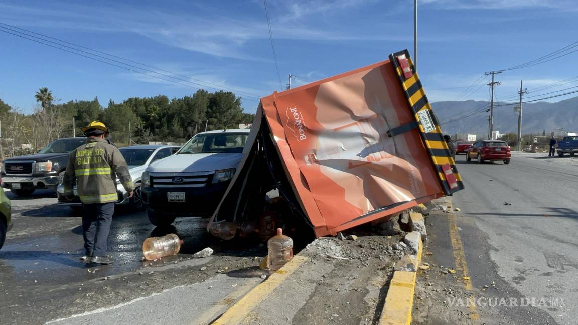 Vuelca repartidor de agua y cae sobre camioneta al norte de Saltillo