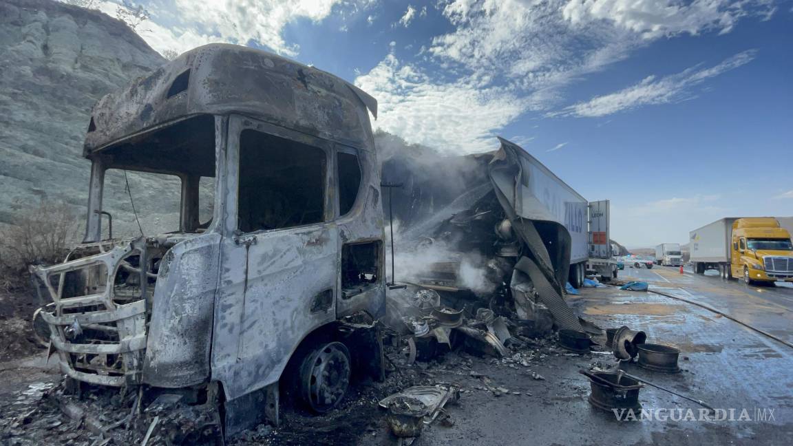 Incendio de tráiler provoca rapiña de rines en la Saltillo-Torreón