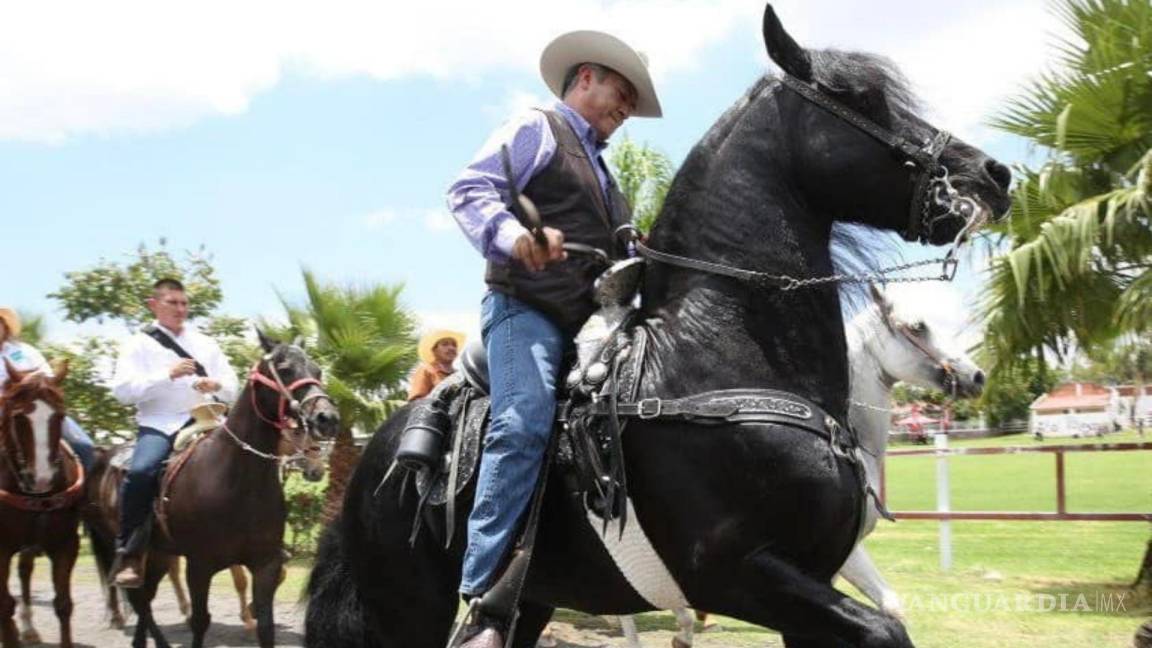 ‘El Bronco’ lamenta partida de ‘Tornado’, su polémico caballo pura sangre valuado en 250 mil dólares