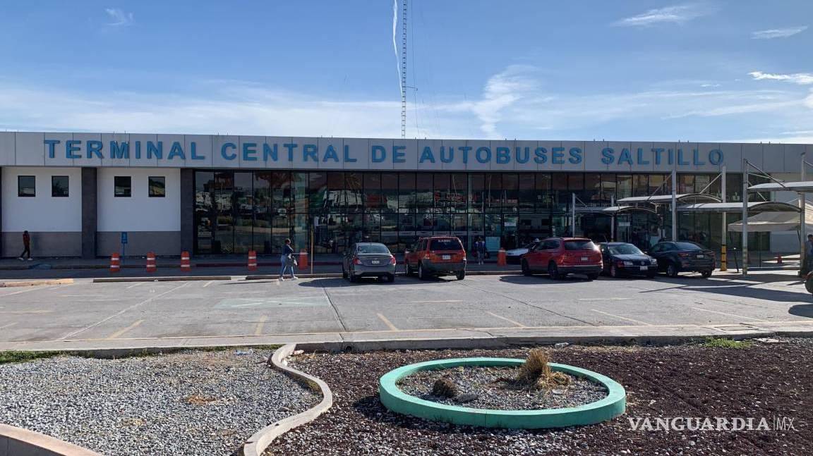 Denuncian usuarios a taxistas por aumento de tarifas en la Central de Autobuses de Saltillo