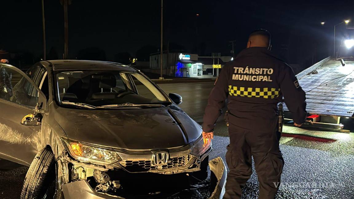 $!Elementos de Tránsito Municipal detuvieron al conductor, quien presuntamente manejaba ebrio.