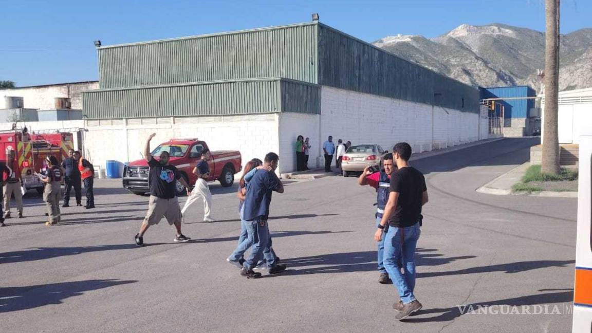 $!Miembros del Cuerpo de Bomberos acudieron al lugar del incidente, descartando la posibilidad de una explosión.