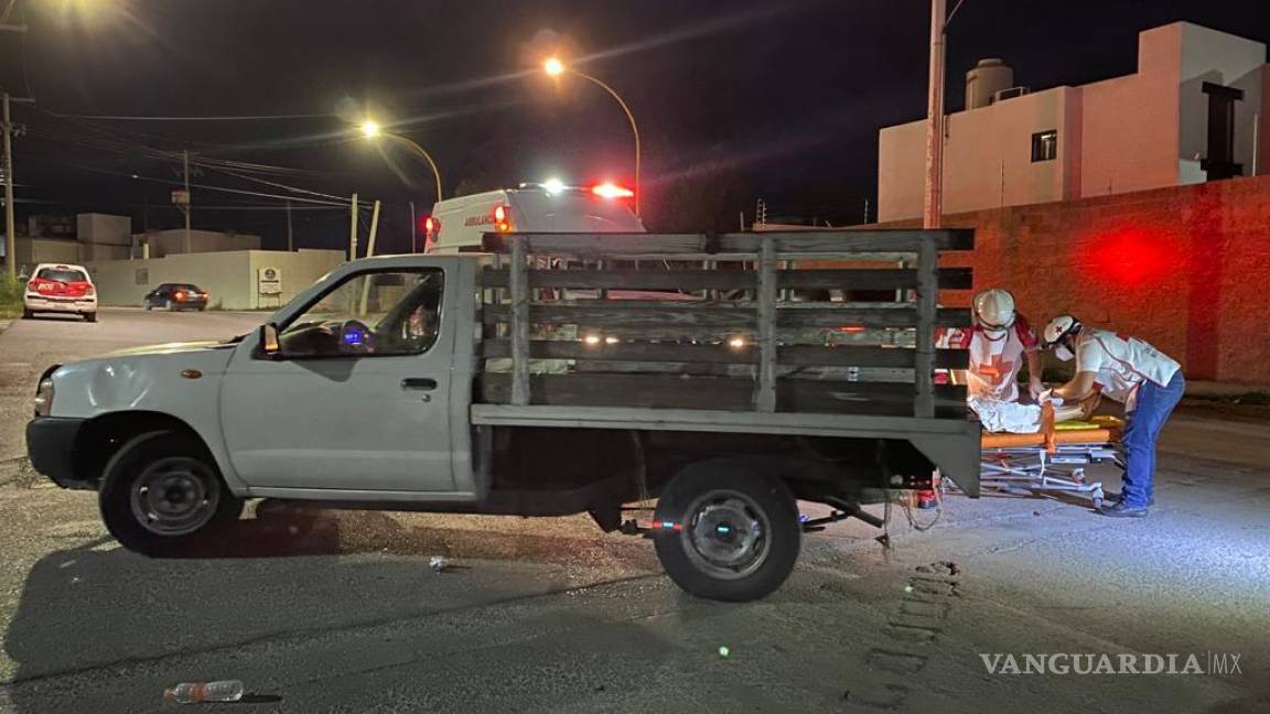 Mujer que viajaba con su novio se cae de camioneta en plena calle de Saltillo