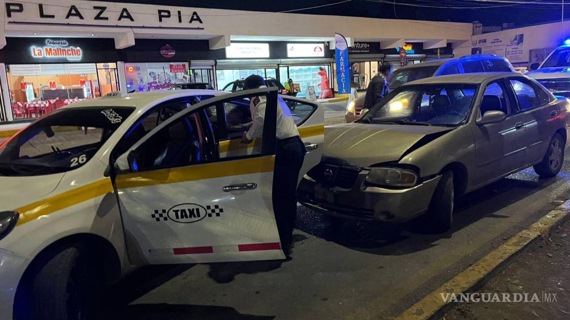 Choca a taxi con pasajeros y huye al oriente de Saltillo; es detenido tras persecución