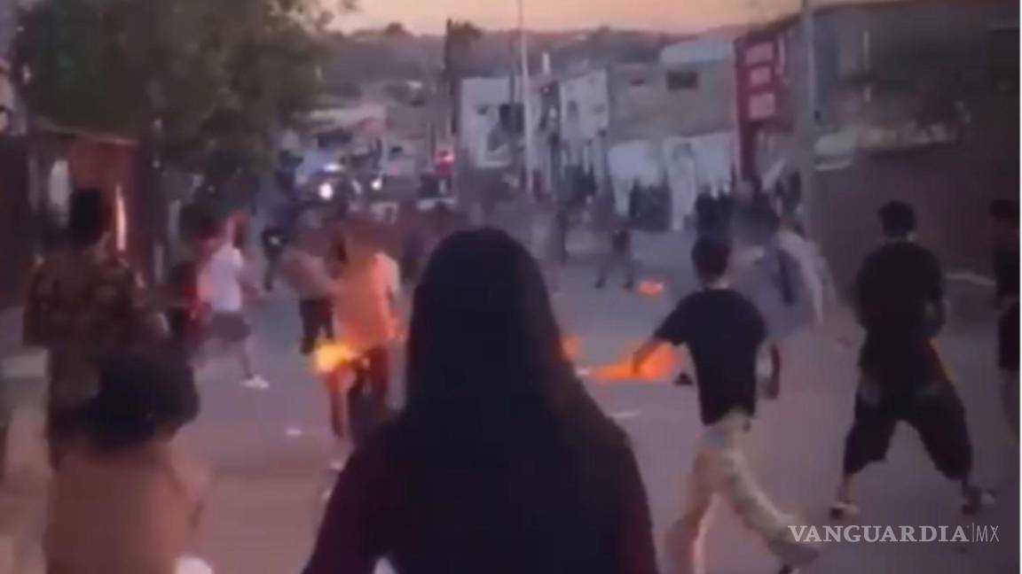 Piedras, palos... y bombas molotov; registran fuerte riña en la colonia Universidad Pueblo de Saltillo (video)