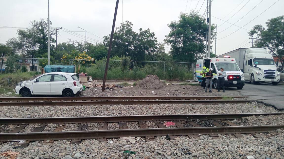 Tren arrastra 10 metros auto y conductor sale ileso, en Monterrey