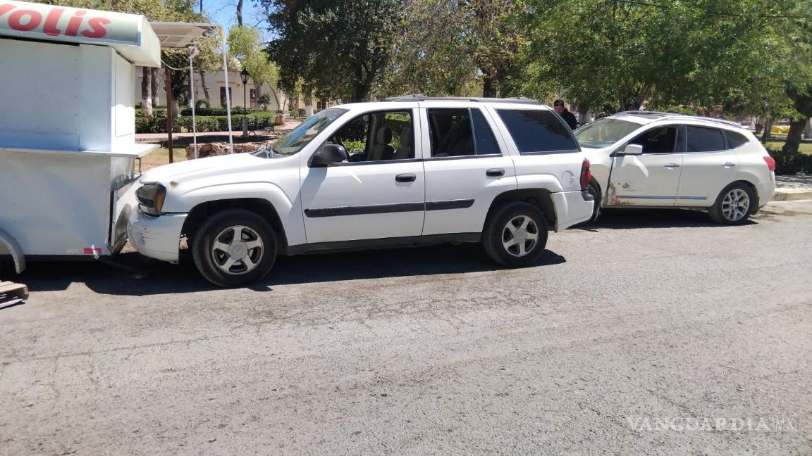 Choca contra camioneta y puesto de tacos tras distraerse con el celular en Parras