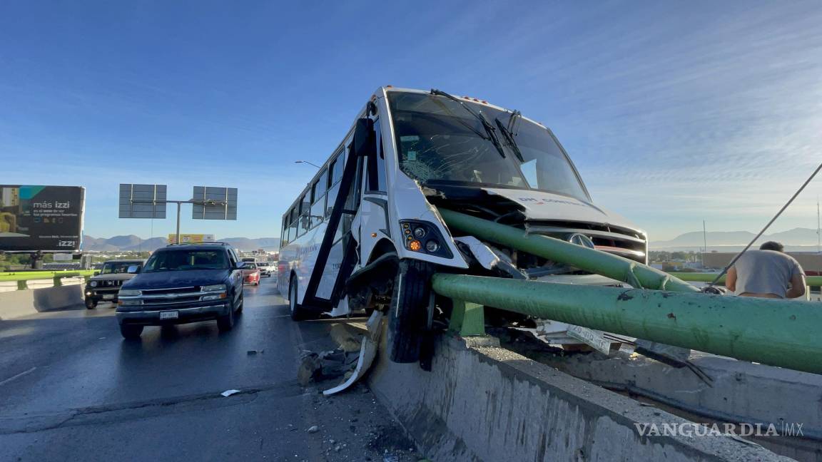 Se estrella transporte de personal contra muro tras intentar cambiar de carril en Saltillo