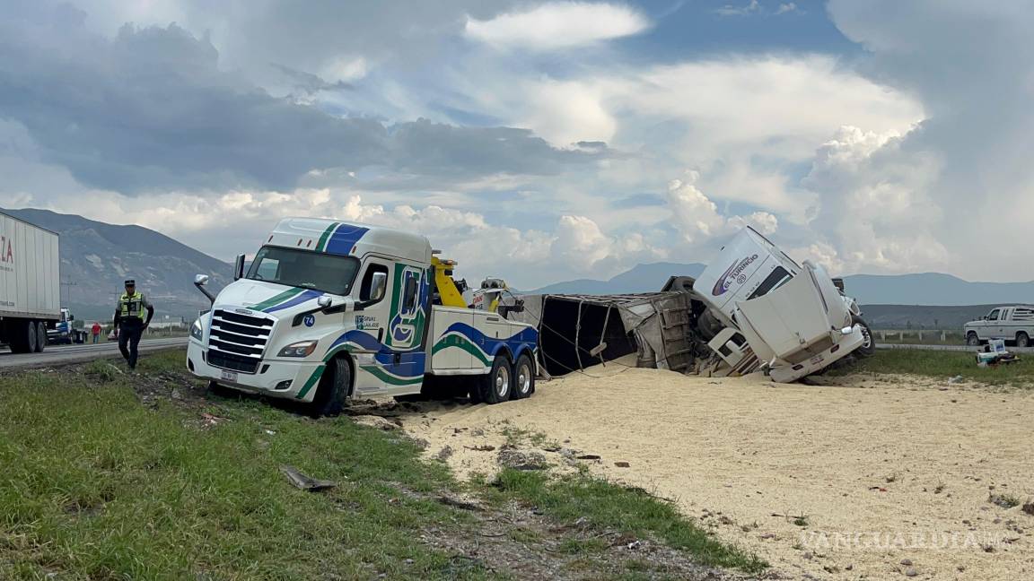 Tráiler vuelca y causa derrame de maíz, en Arteaga