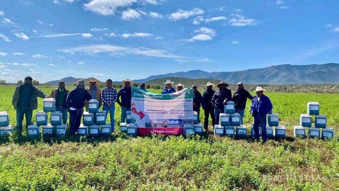 $!Es común que se entreguen apoyos a los productores del campo, para combatir las plagas.