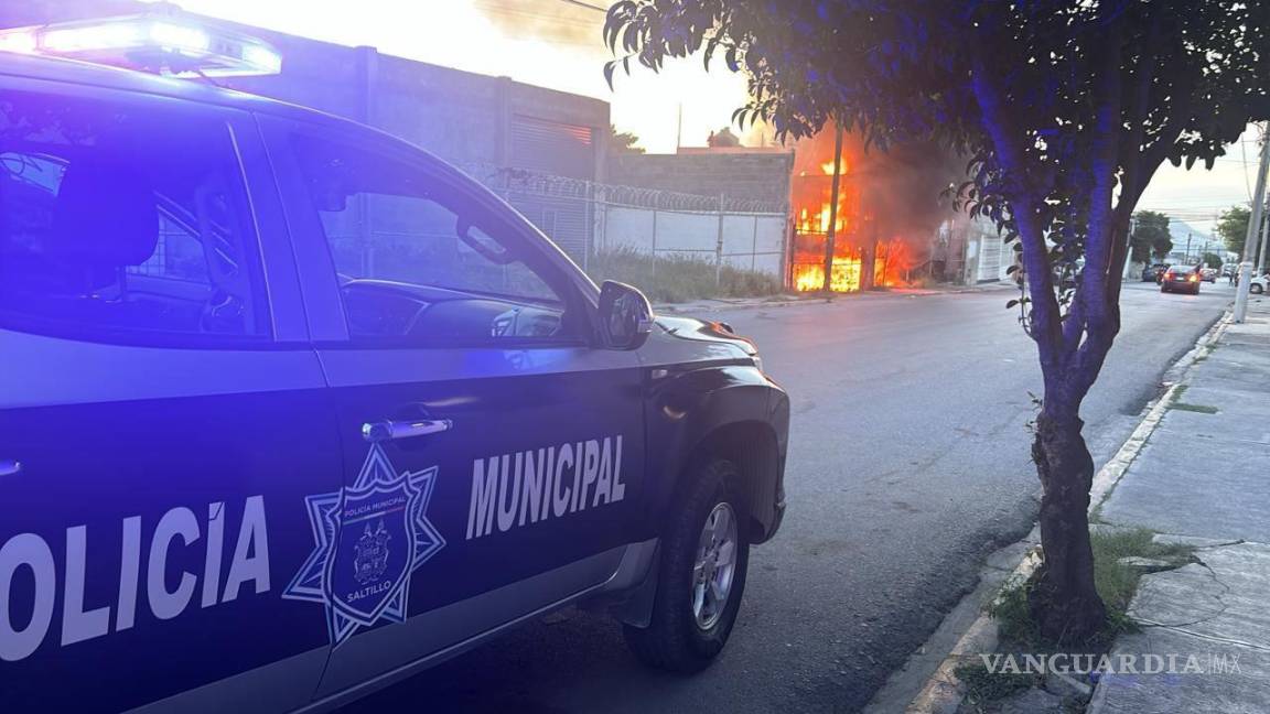 Incendio consume caja de tráiler en la Vista Hermosa, en Saltillo