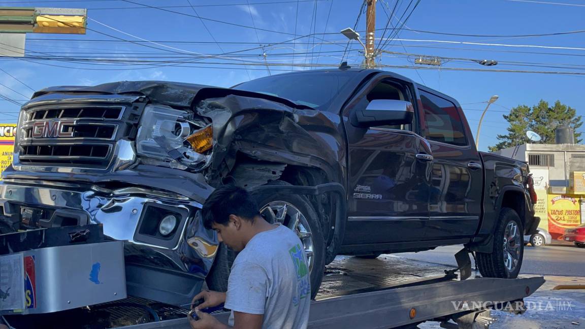 Conductor de Ruta 18 se pasa el rojo y provoca aparatoso accidente en Saltillo; reportan un herido