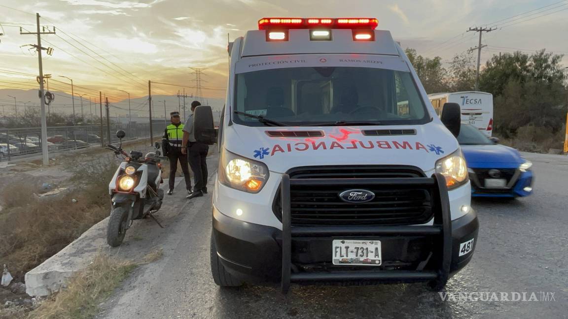 Derrapa motociclista tras ser cerrado por transporte ‘fantasma’ en Ramos Arizpe