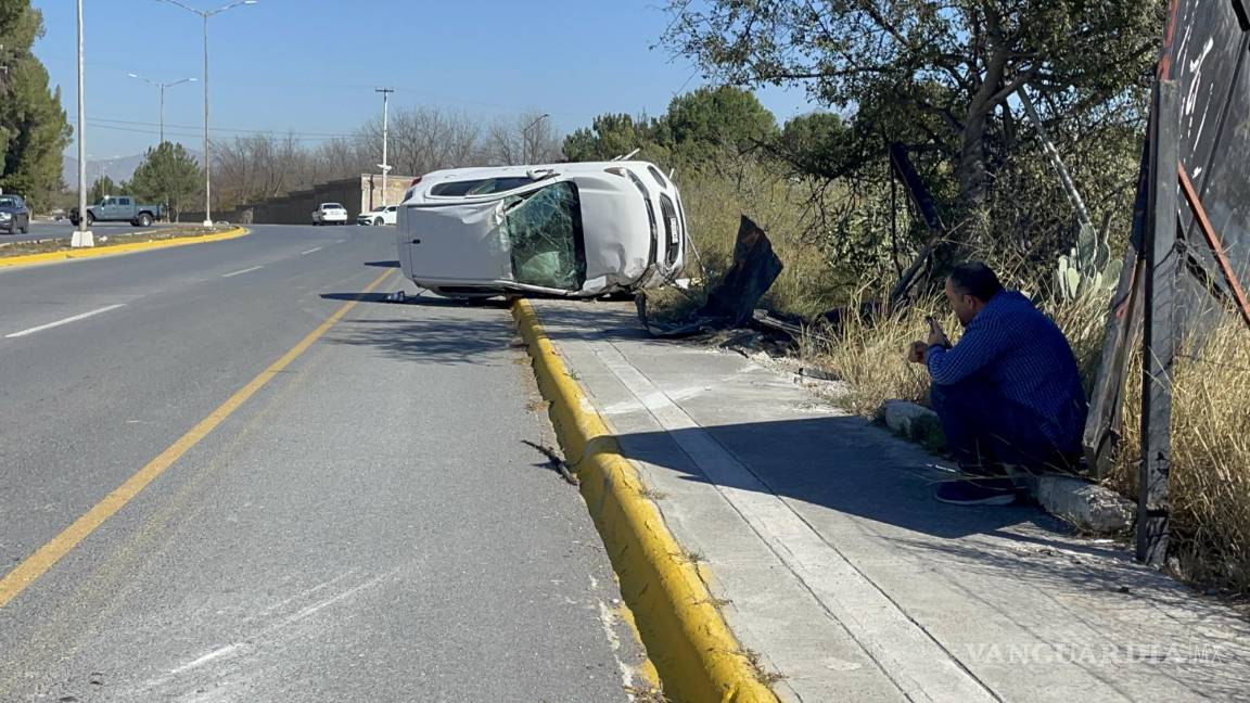 Veloz conductor pierde control de su auto, choca y vuelca al norte de Saltillo