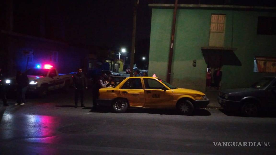 Taxi quita derecho de paso y es proyectado, en Saltillo